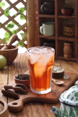 Limonlu ve tarçınlı çay töreni 