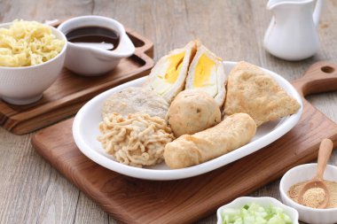 Ev yapımı sebze ve soslu pilav. 