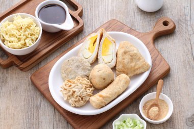 Soya soslu kızarmış tofu ve sebze salatası. 