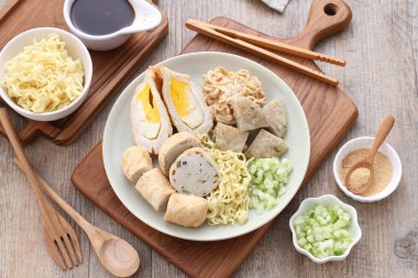 Yumurta çorbası ve sebzeli Asya usulü erişte. 