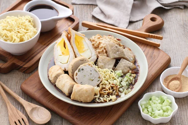 Cina Makanan Dalam Piring Dengan Ayam Dan Perut Babi — Stok Foto