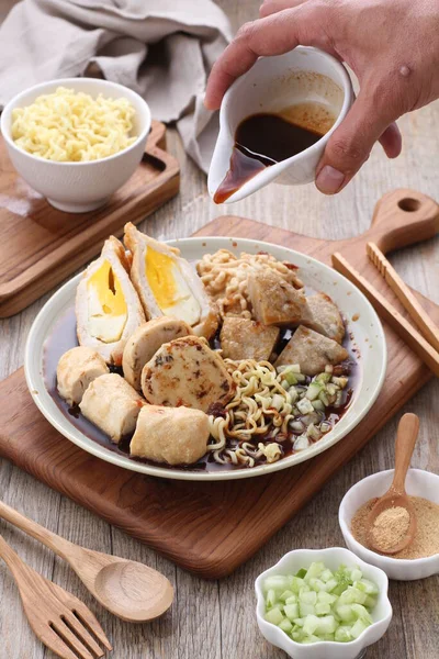 アジア料理米麺チキンフライドチキン醤油野菜 — ストック写真