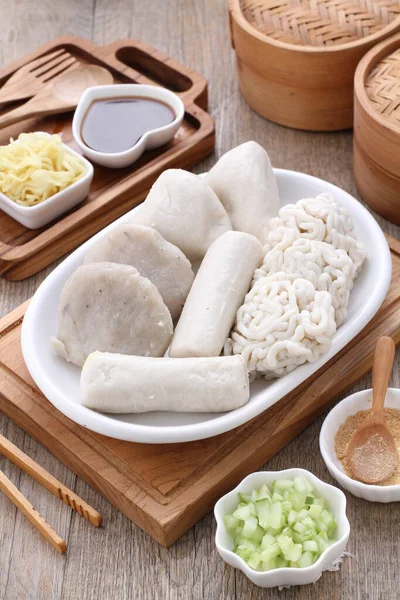 Tradycyjne Chińskie Jedzenie Dim Sum Pierogi Drewnianym Stole — Zdjęcie stockowe
