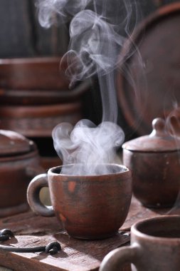Çaydanlıkta bir fincan çay 