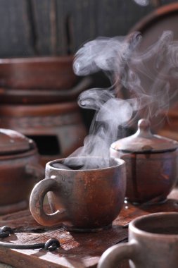 Su ısıtıcısı ve çaydanlığı olan eski bir çaydanlık. 