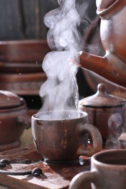 Bir fincan çay iç. 