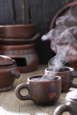 Eski çay seremonisi, çaydanlık ve fincanlar ahşap masada.. 