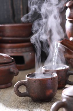 Masadaki eski çay seti 