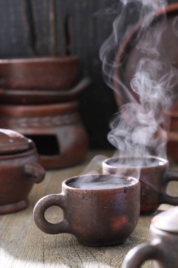 Eski ahşap arka planda fincan ve çaydanlık ile eski ahşap çaydanlık. 