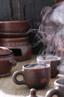 Çaydanlık ve bir kupa kahveyle eski çay seti. 