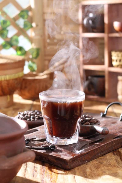 咖啡豆和热饮 — 图库照片