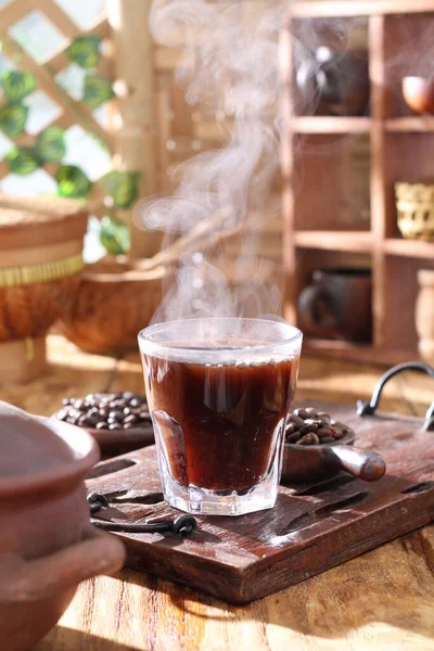 Gorąca Kawa Tle Ziaren Kawy Dym Drewnianym Stole — Zdjęcie stockowe