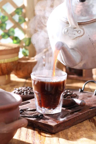 Gorąca Kawa Szklanym Kubku Ziarnami Kawy — Zdjęcie stockowe
