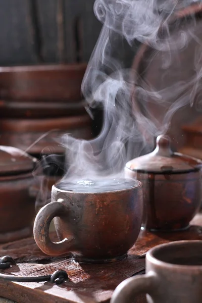 Bir Fincan Sıcak Içecekle Eski Çaydanlık — Stok fotoğraf