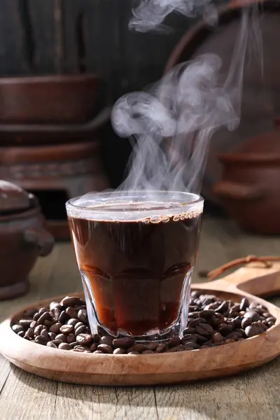 熱いコーヒーが煙と共にカップの中に — ストック写真