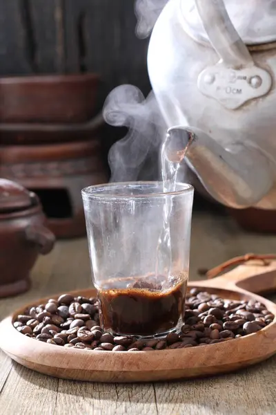 トルコのコーヒーをグラスに入れて — ストック写真