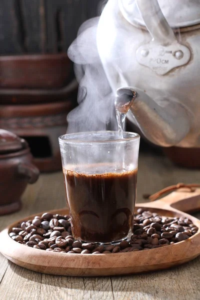 뜨거운 커피에 담배와 뜨거운 — 스톡 사진