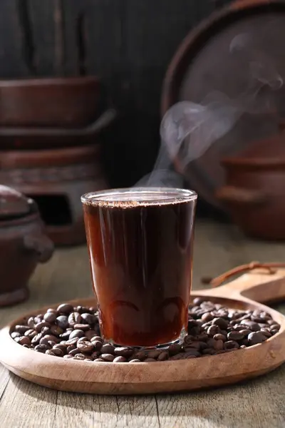 トルコのコーヒー豆を木の背景にカップに入れて — ストック写真