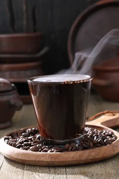 ホットコーヒーとコーヒー豆にシナモンとホットコーヒー — ストック写真