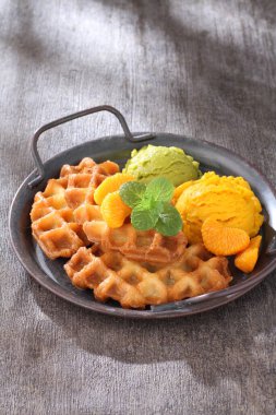 taze çilek ile ev yapımı gözleme 