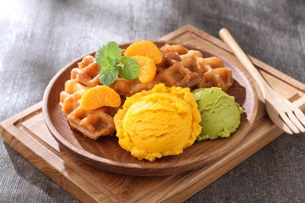 Taze Meyve Dondurmalı Yapımı Waffle — Stok fotoğraf