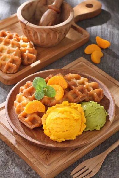 ワッフルとオレンジジュースと新鮮な自家製朝食 — ストック写真