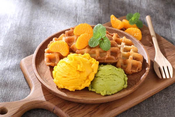 Nane Dondurmalı Lezzetli Waffle — Stok fotoğraf