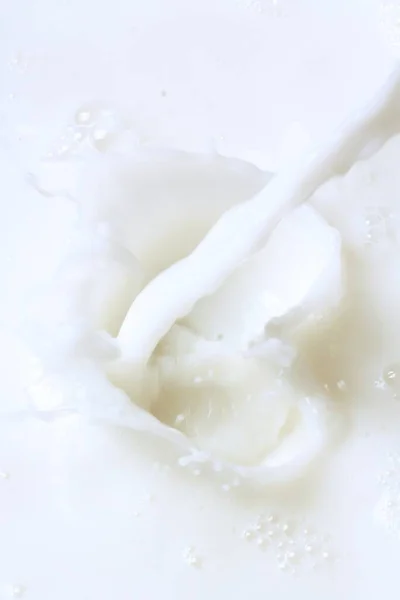 Лиття Молока Склянки Білій Поверхні — стокове фото