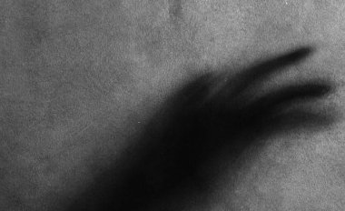 Siyah ve beyaz arkaplanda beyaz boya 