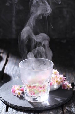 Çay seremonisi, çaydanlık ve fincanlar tahta masada.
