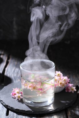 Ahşap arka planda buzlu çay fincanı 