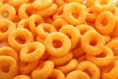 Bir yığın taze portakal ve sarı mısır halkası..