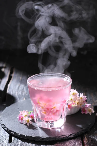 Рожевий Чай Скляній Чашці Чорному Фоні — стокове фото