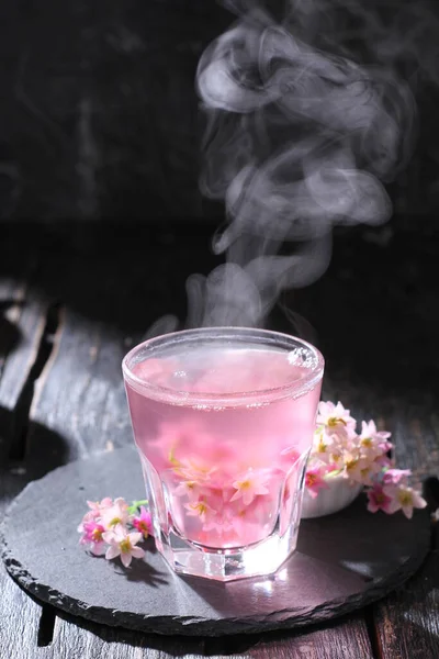Гарячий Рожевий Гарячий Напій Лимоном Льодом — стокове фото