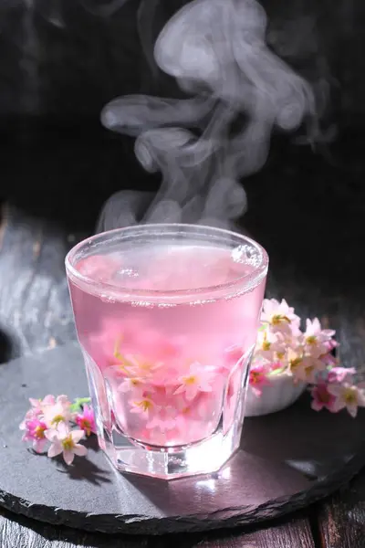 Рожеві Квіти Склі Льодом Чорному Фоні — стокове фото