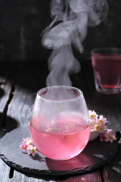 Herbata Lodowa Kwiatami Jagodami — Zdjęcie stockowe