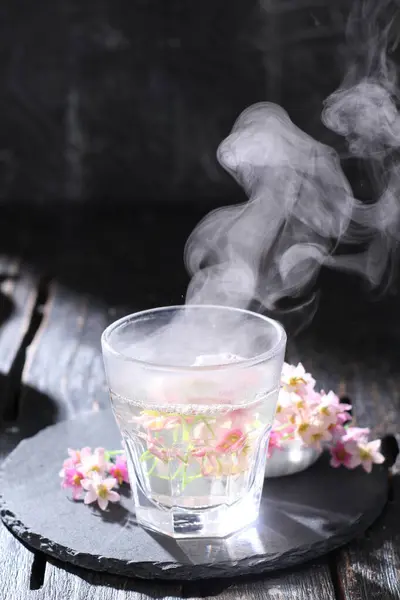 Filiżanka Herbaty Lodem Kwiatami — Zdjęcie stockowe