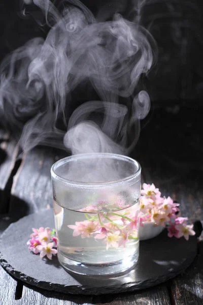Krásný Čaj Skleněném Šálku Dřevěném Pozadí — Stock fotografie