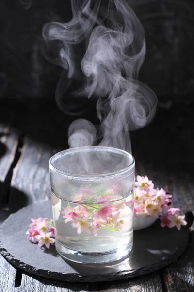 Herbata Szklanym Kubku Kwiatami Drewnianą Łyżką — Zdjęcie stockowe