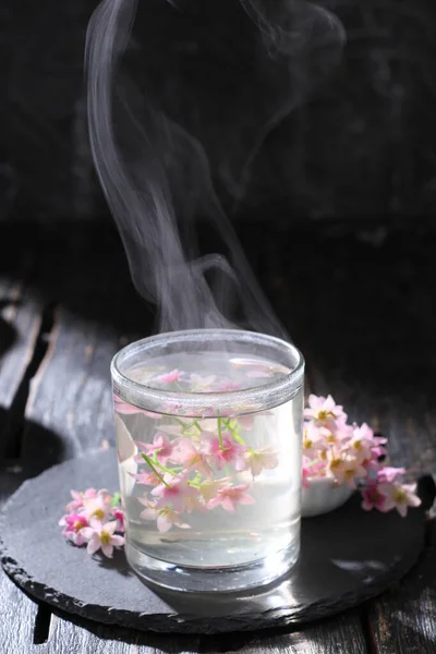 Mooie Bloemen Een Glazen Pot Een Houten Achtergrond — Stockfoto