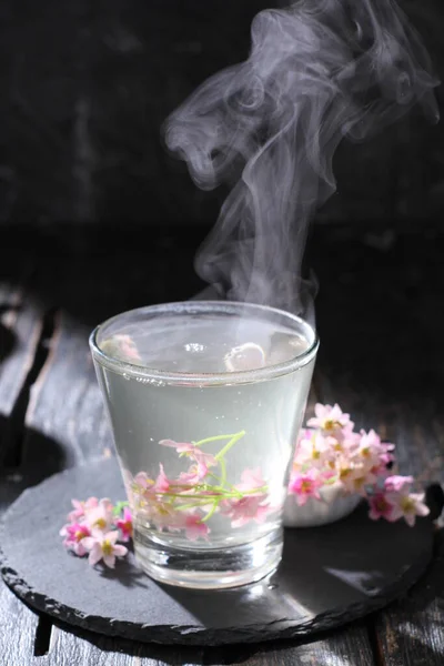Filiżanka Herbaty Kwiatami Czarnym Tle — Zdjęcie stockowe