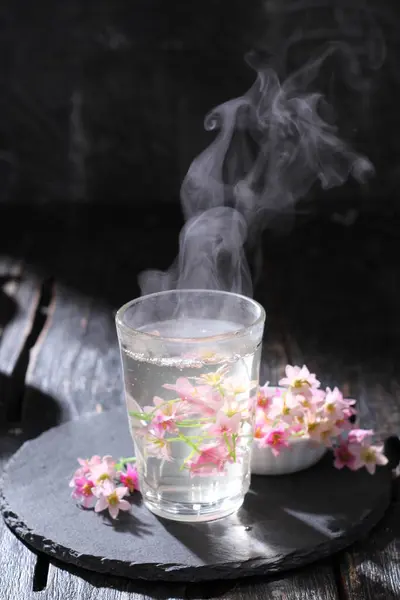 Filiżanka Herbaty Kwiatami Czarnym Tle — Zdjęcie stockowe