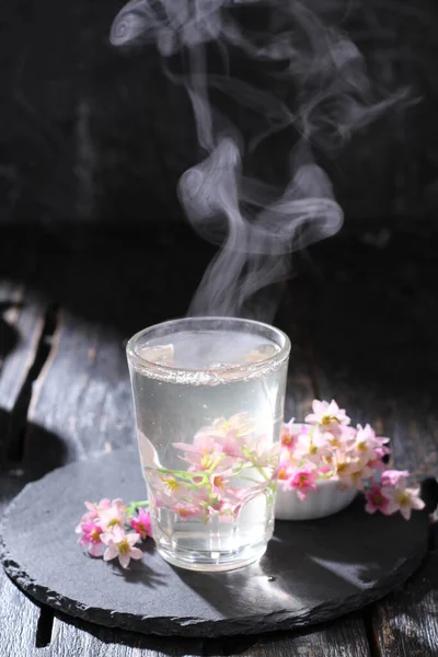 Filiżanka Gorącej Herbaty Parą Kwiatem Ukierunkowanie Selektywne — Zdjęcie stockowe