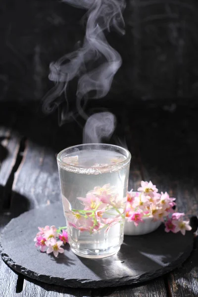 Koncepcja Spa Aromaterapia Olejek Aromatyczny Kwiatem — Zdjęcie stockowe