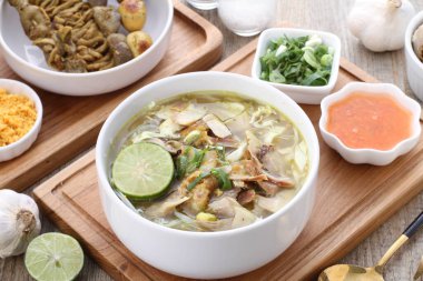 Domuz etli ve tavuklu erişte çorbası, Tom yum çorbası, Tom yum goong çorbası, Tayland yemeği.