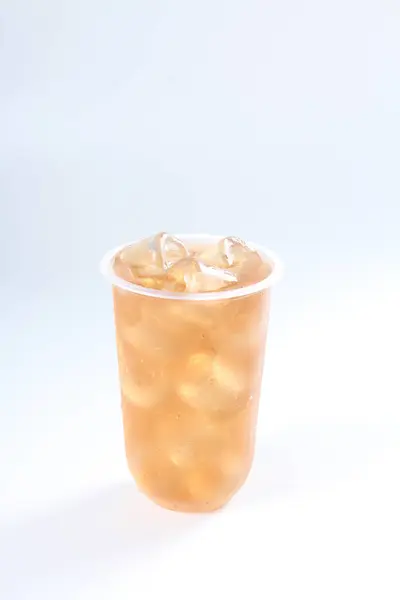 Chá Gelado Copo Com Limão Isolado Fundo Branco — Fotografia de Stock