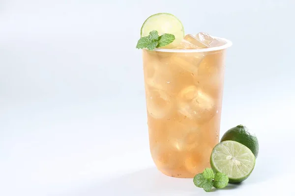 Glas Färsk Mojito Med Lime Och Mynta Ljus Bakgrund — Stockfoto