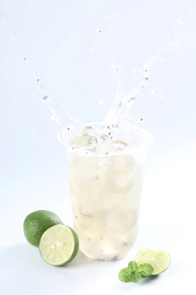 Glas Färsk Lime Juice Med Mynta Vit Bakgrund — Stockfoto