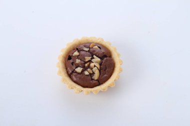 Beyaz arka planda fındıklı çikolatalı pasta