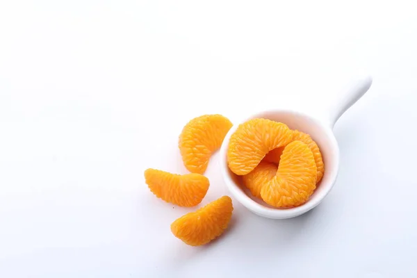 Φρέσκα Φρούτα Πορτοκαλιού Στο Λευκό Τραπέζι — Φωτογραφία Αρχείου